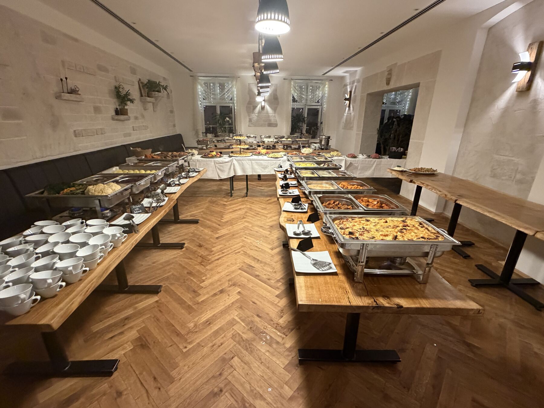 Warmes Buffet im Gastraum