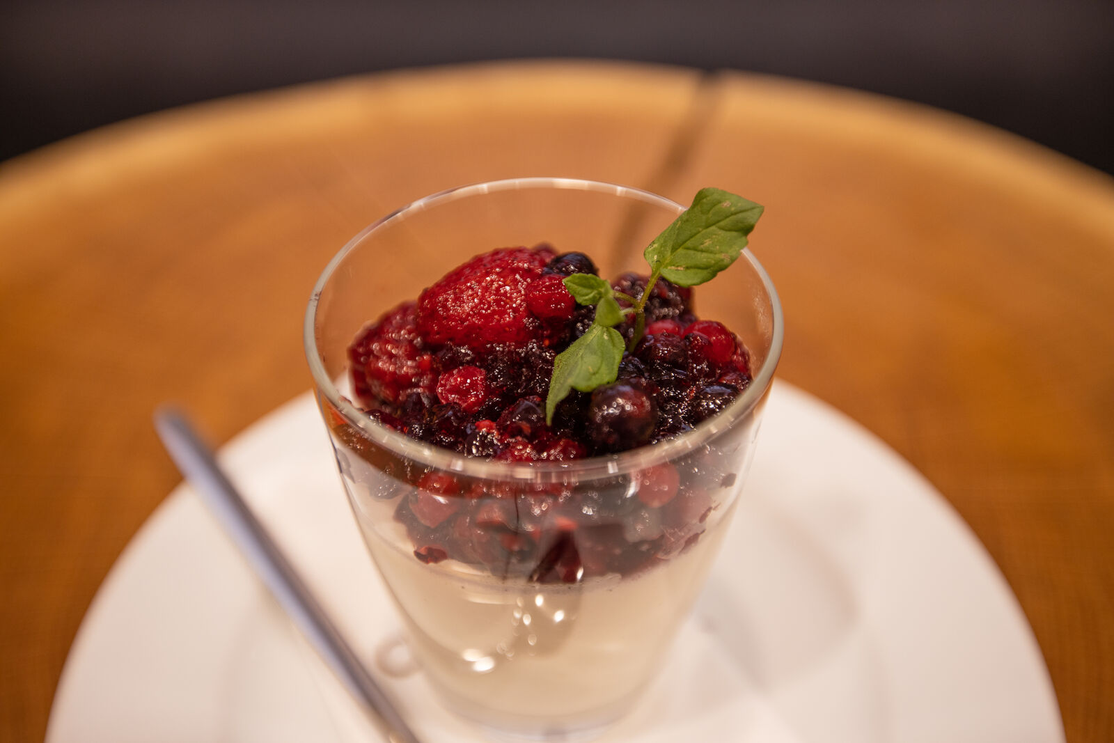 Dessert im Glas mit roten Beeren