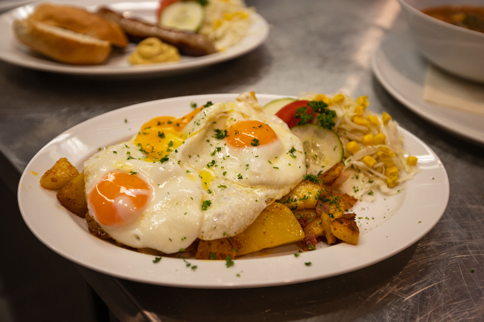Teller mit Bratkartoffeln und Spiegeleiern