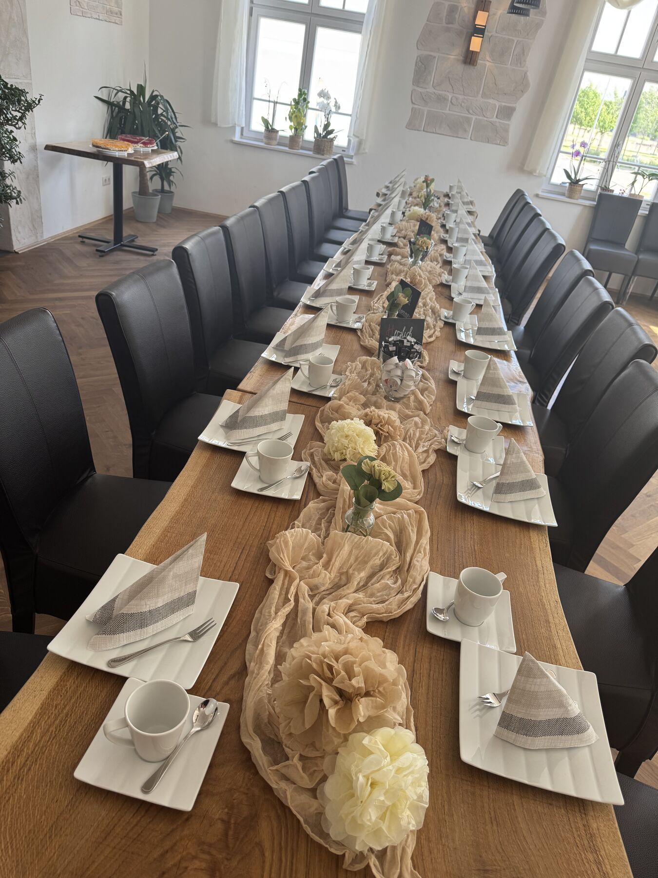 Lange Kaffeetafel im Gastraum