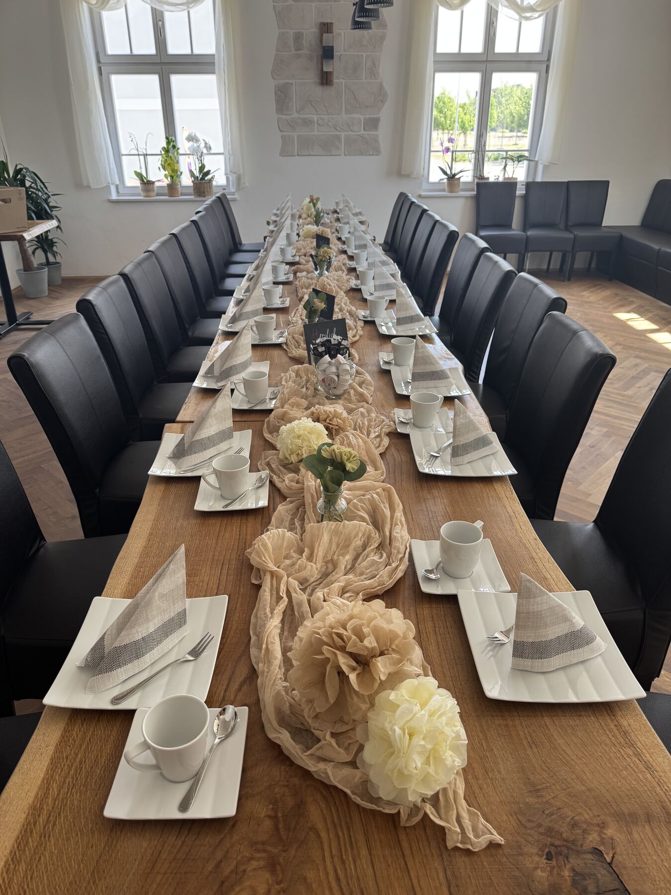 Kaffeetafel im Gastraum mit heller Tischdekoration