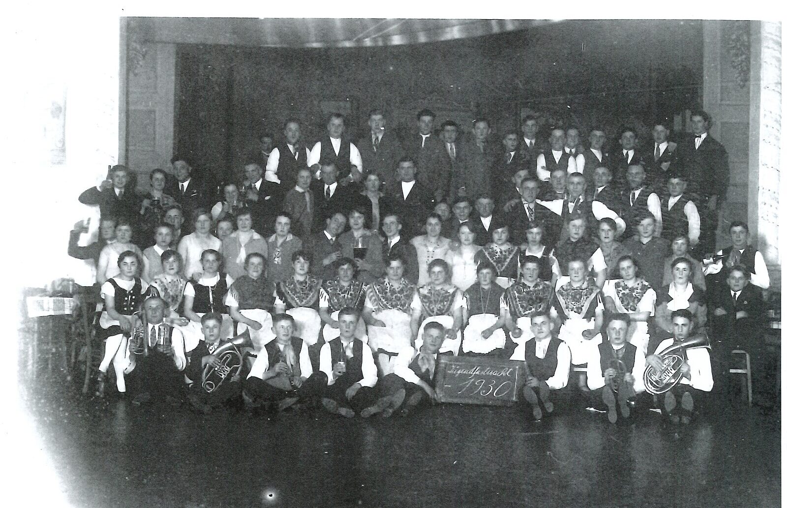 Gruppenfoto der Jugendfastnacht 1930 im Saal
