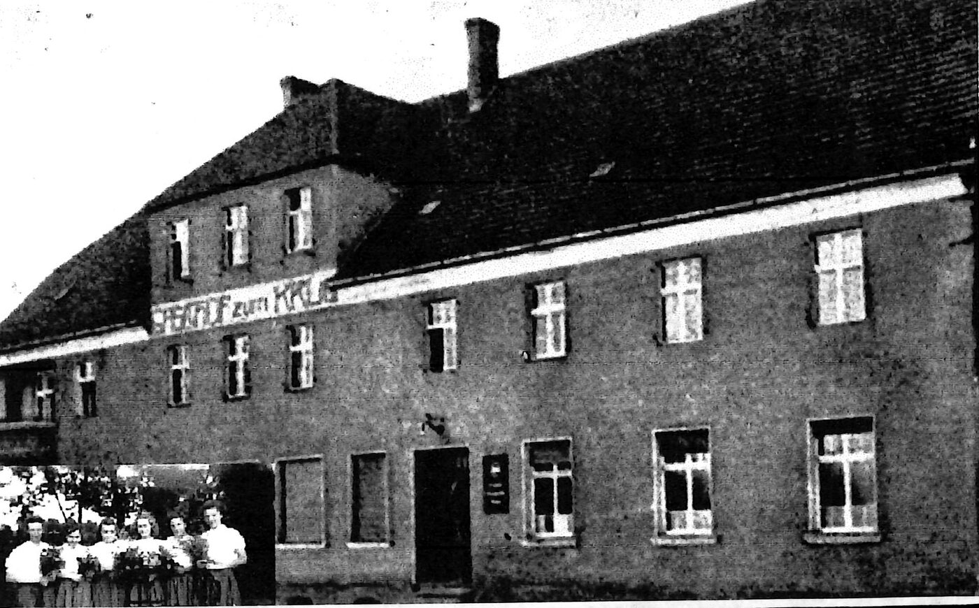 Gasthof Zum Krug in Großkoschen um 1936, davor eine Gruppe junger Frauen