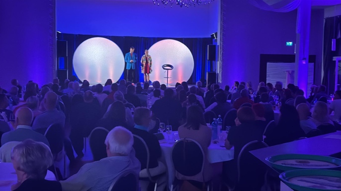 Voller Saal bei einem Comedy-Abend, Blick zur beleuchteten Bühne