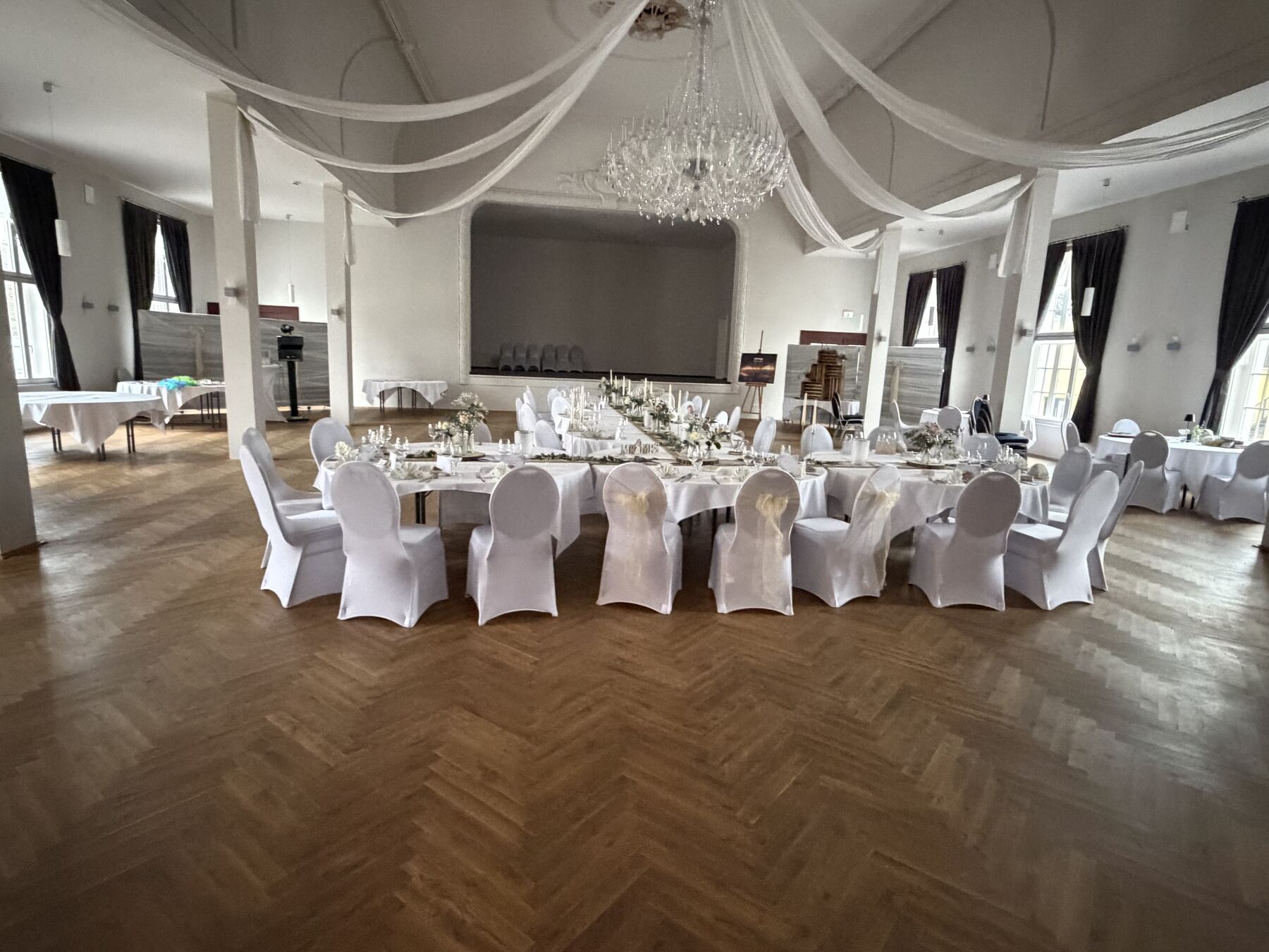 Lange gedeckte Tafel in der Mitte des Saals