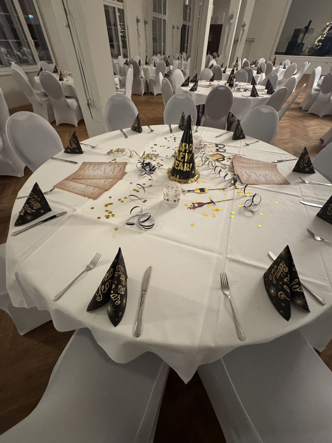 Silvester-Tisch im Saal mit Luftschlangen