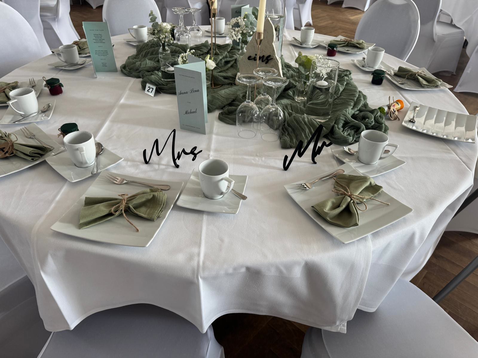 Hochzeitstisch im Saal mit salbeigrünen Servietten und Läufer