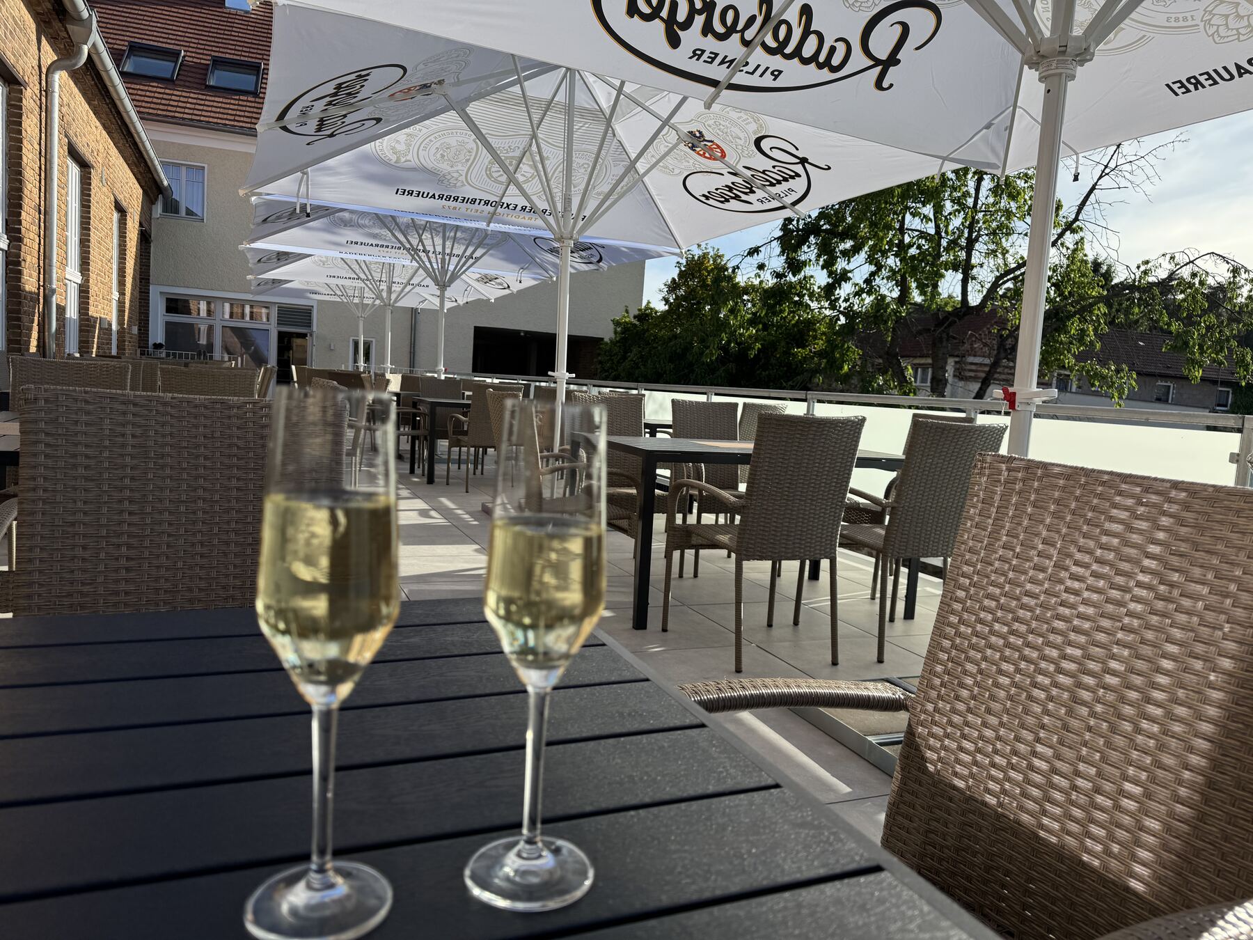 Zwei Gläser Sekt auf der Terrasse